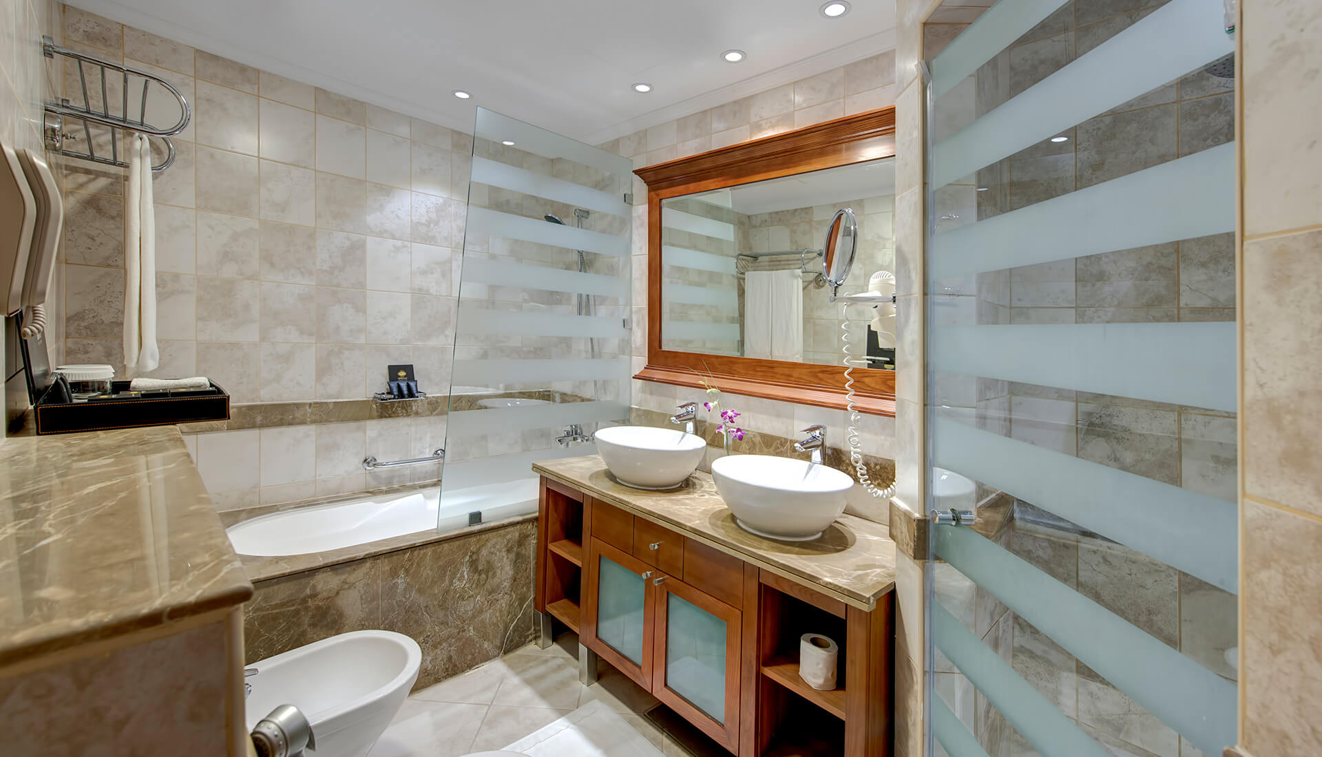 Deluxe-Room-Twin-4